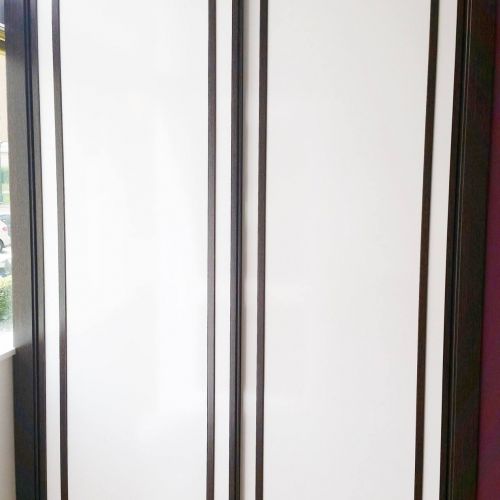 Frontal de armario de dos puertas en color blanco con líneas de madera