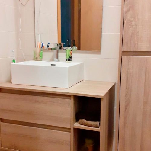 Foto de baño con espejo y mueble de madera