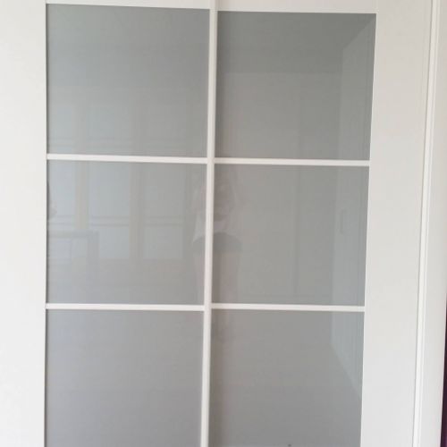 Frontal de armario de dos puertas blanco con cuadrícula de cristal