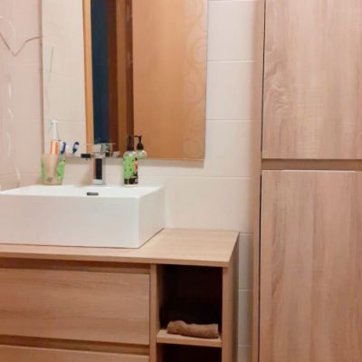 Foto de lavabo cuadrado sobre mueble de madera