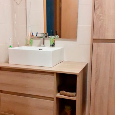 Foto de baño con espejo y mueble de madera
