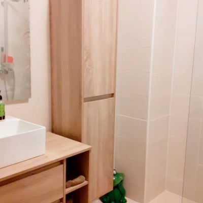 Foto de baño con lavabo y mueble de madera