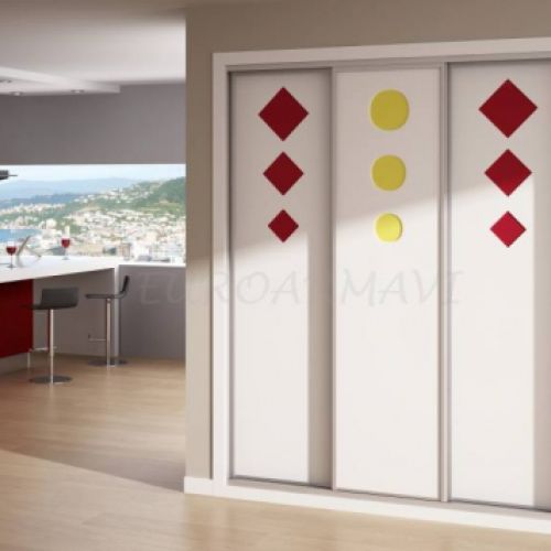 Frontal de armario de tres puertas con rombos y círculos