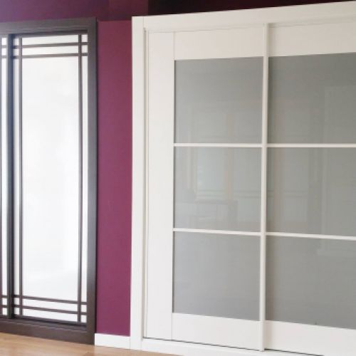 Frontal de armario de madera oscura y blanco coon cristales