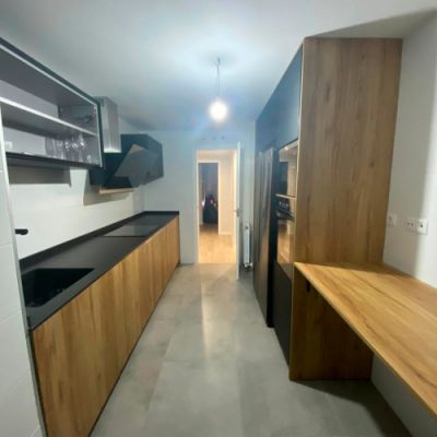 Cocina de madera con encimera de color oscuro