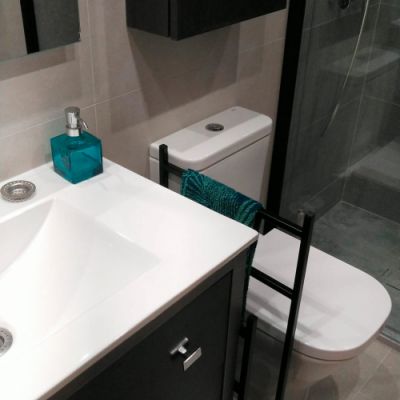 Foto de lavabo rectangular sobre mueble oscuro